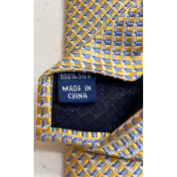 Men’s !00% Silk Club Room blue and yellow patterned tie - Picture 4 of 4